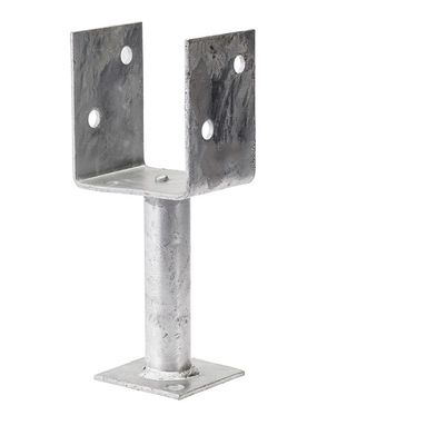 Metalen beugels op maat voor de installatie van betonnen houten post