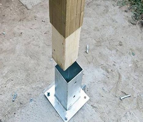 Tweede operatie: op maat gemaakte metalen beugels paalanker voor houten palen