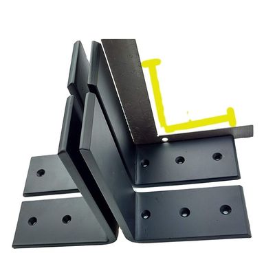 Montage van een driehoekige kast met een L-vormige metalen beugel