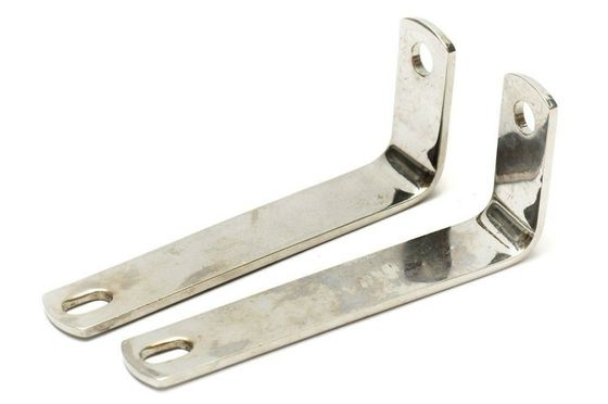 Montage van een driehoekige kast met een L-vormige metalen beugel