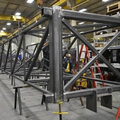 Materiaalkeuze op maat Grote metalen frame Lassen en fabricage voor motoren