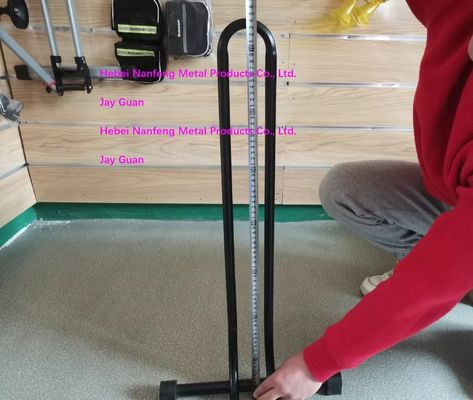 Ruimtebesparende fietsvloerstand Zwarte fietsrek voor garage Certificaat ISO9001 2015