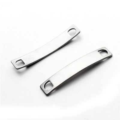 Op maat gemaakte staal natuurkleurige vierslippen stempel multi slide platte veer metalen clips